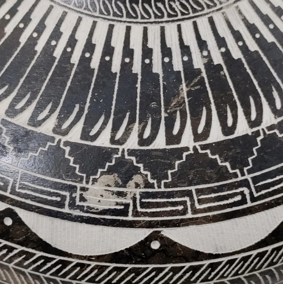 Beautiful Navajo Pottery Etched Seed Pot by Myron Charley With Inlaid Turquoise - Picture 11 of 12